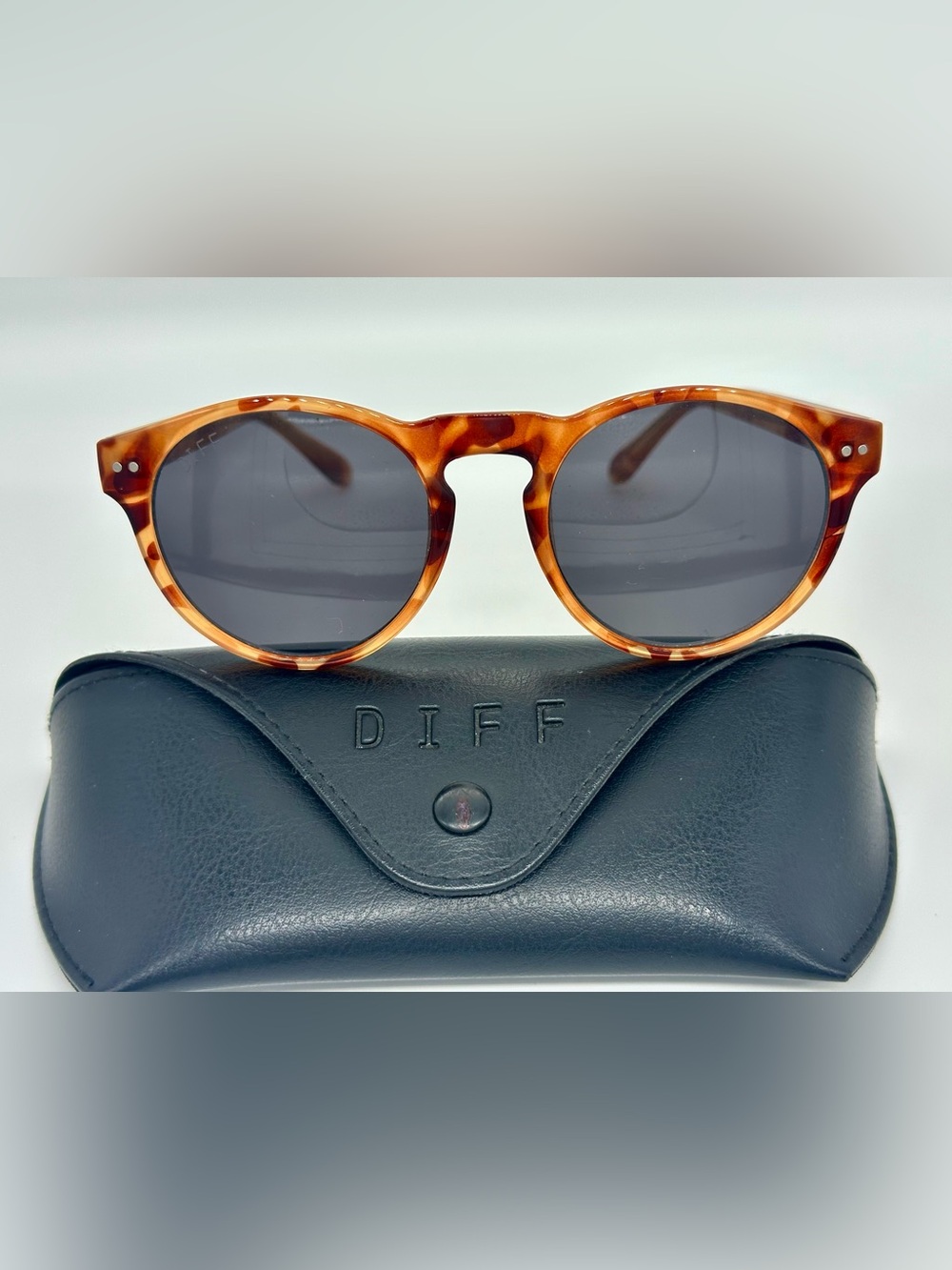 DIFF Eyewear Round Tortoise Sunglasses w/ Hard Case